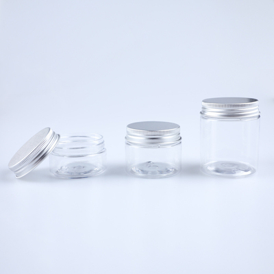 Sicher versiegelte Plastikgefäße mit Aluminium-Silberdeckel