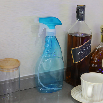 Haushaltsreiniger mit Auslöser-Sprayflasche mit undichtem Pumpen