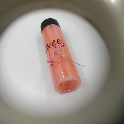 Moderne, durchsichtige, durchsickernde Milch-Teeflaschen aus Kunststoff mit Griff