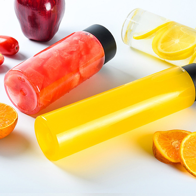 Handling Stil Isolierte Milch-Tee-Plastikflaschen