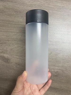 Moderne, undichte, doppelgeschichtete Thermosflasche mit Schraube auf Deckel und Griff
