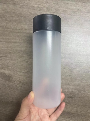 Moderne, undichte, doppelgeschichtete Thermosflasche mit Schraube auf Deckel und Griff