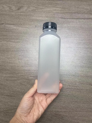 Moderne, undichte, doppelgeschichtete Thermosflasche mit Schraube auf Deckel und Griff
