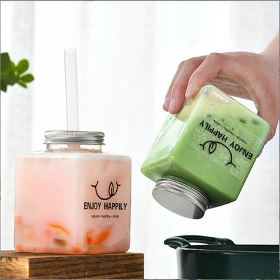 Moderne Milchteeflaschen mit Schrauben auf Plastikdeckel