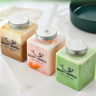Moderne Milchteeflaschen mit Schrauben auf Plastikdeckel