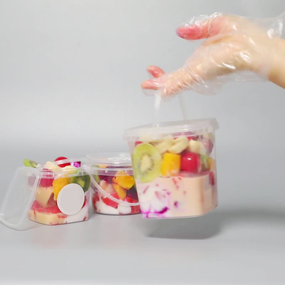 0.5 kg durchsichtige, durchsickernde Plastikflaschen mit Milch und Tee