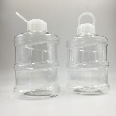 Isolierte, durchsichtig-quadratische, runde Milch-Tee-Saftflasche mit Deckel und Griff