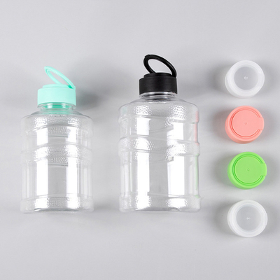 Isolierte, durchsichtig-quadratische, runde Milch-Tee-Saftflasche mit Deckel und Griff