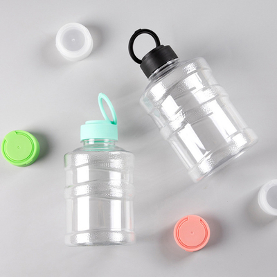 Isolierte, durchsichtig-quadratische, runde Milch-Tee-Saftflasche mit Deckel und Griff