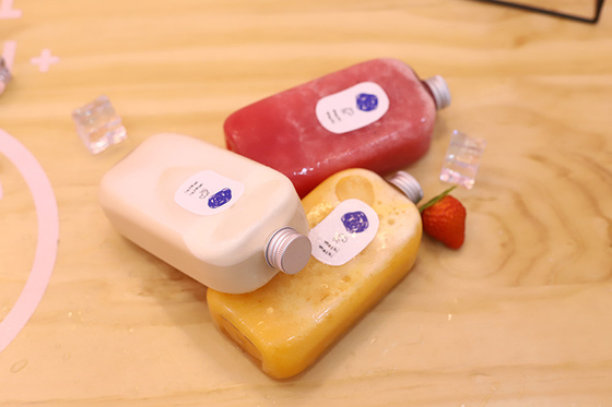 Anpassungsfähige Plastikflaschen mit 120 ml Milchtee mit Schrauben an den Deckeln