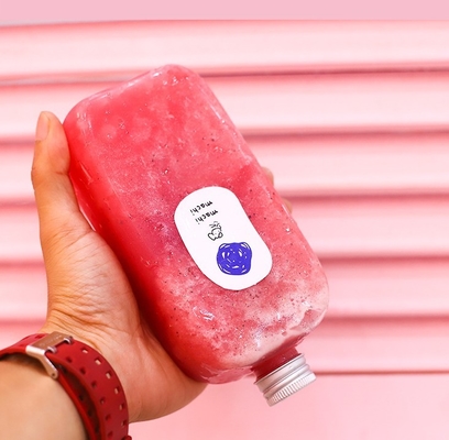 Moderne klare Kunststoff-Säfteflasche mit Griff für kaltes Getränk