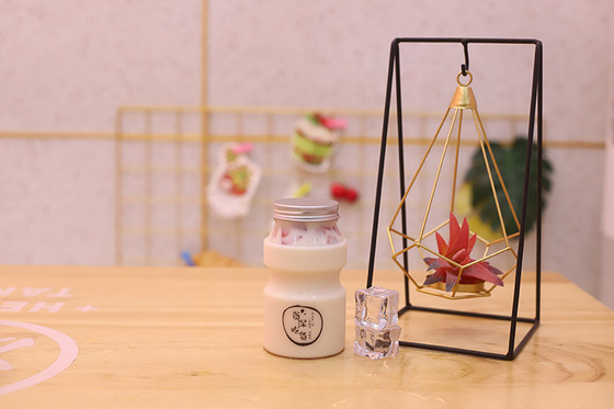 Mittelgroße Milchteeflaschen mit Schraube am Deckel anpassbar und mittelgroß