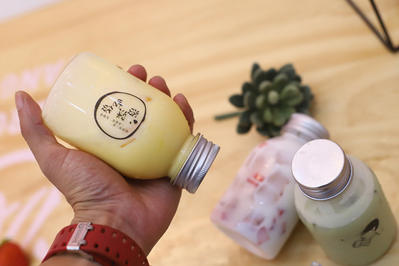 Professionelle Handgriffe Bubble-Tee-Gläser mit Schraube auf der Deckel