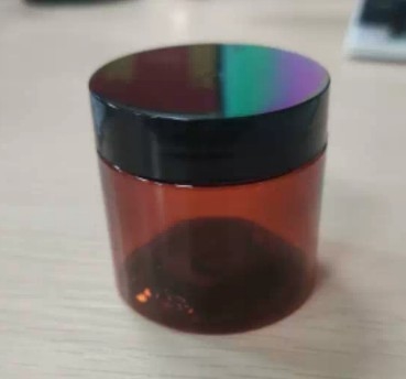 Versiegelung von 100 ml Plastik-Kosmetik-Glas mit druckempfindlicher Dichtung und individuellem Druck