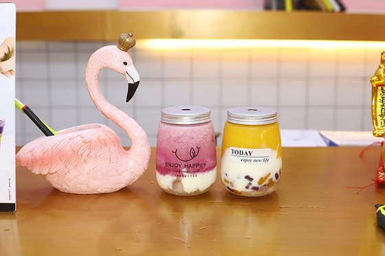 Durchsichtige, undichte Milch-Teeflaschen mit Griff halten das Getränk sicher und problemlos