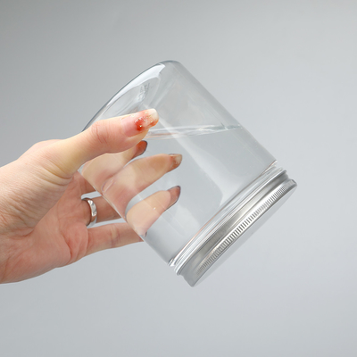 Kleine Plastikbehälter mit Deckel