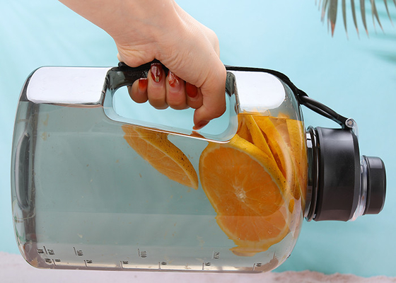 Wasserundurchlässige Plastikwasser-Flasche Flip Tops 2l mit dem Griff BPA frei