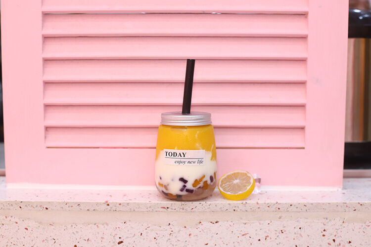 Moderne Milchtee-Flaschen mit transparentem Schraubverschlussdeckel, langlebige, wiederverwendbare Kunststoffbehälter, ideal für Getränkeverpackung und -aufbewahrung